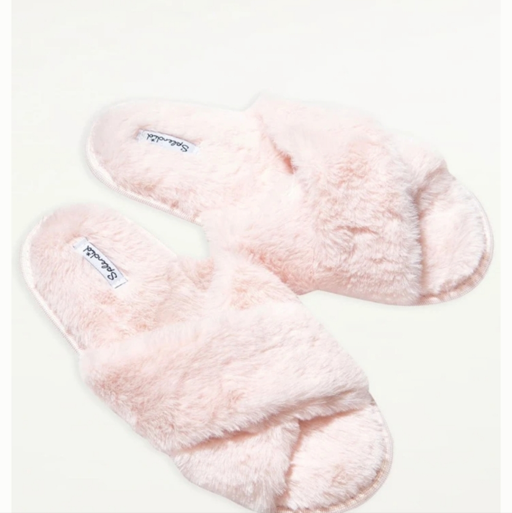NWT criss-cross faux fur slippers